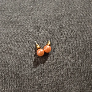 Rosa pärlörhängen - Säljer ett par söta rosa pärlörhängen med guldfärgade detaljer. Perfekta för att piffa upp vilken outfit som helst, oavsett om det är till vardags eller fest. De är i nyskick och redo att bäras av någon som älskar lite extra bling! 💖