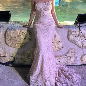 Klänning - Finaste fest/bal klänningen i baby rosa till salu, står ingen storlek men jag är en Xs/s. Använd 2 gånger.