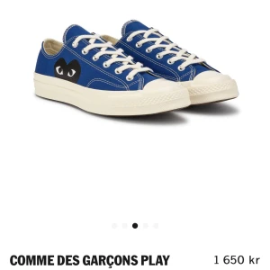  comme des garÇons play X convesre  - Säljer nu mina comme des garÇons play skor som är sjukt sköna passar till allt. Köpt på nk har kvitto. Box följer med strl 44. Undrar du något bar att fråga.
