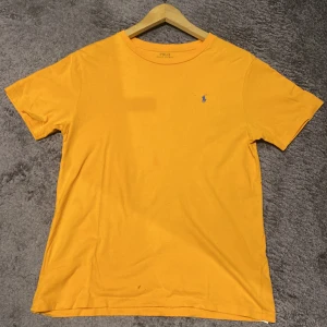  Ralph Lauren t-shirt - Säljer min gamla Ralph Lauren T-shirt  Är ca 162 men var alldeles för stor för mig Liten defekt 