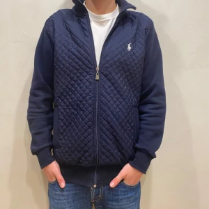 Ralph Lauren cardigan  - Hej! Säljer nu denna Ralph Lauren cardigan, storlek S, skicket bedömer vi är bra, tveka inte på att höra av dig om du har frågor eller funderingar kring varan! 