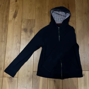 Ben Sherman hoodie - Mörkblå Ben Simmons hoodie med soft mönster på insidan