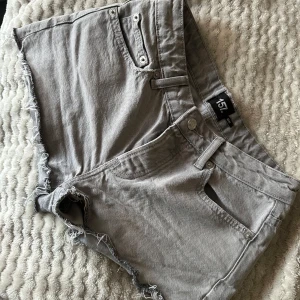 Gråa jeansshorts  - Shortsen är i stl. XS, från lager 157. Inte änvända mycket alls. Vid minsta fundering, hör av dig💞🙈