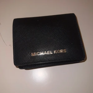 Micael Kors plånbok - Äkta men några år. Fin!