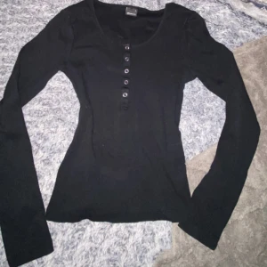 Tröja - Svart tight tröja, använt några gånger. 