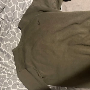 Nike tjock tröja  - Storlek L men passar M  Snygg grön tröja som passar med allt  I bra skick, använt ett par gånger under året. 