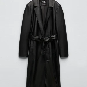 SÖKES skinnkappa Zara - Hej! Jag SÖKER denna skinnkappa som såldes på Zara förra året. Snälla skriv till mig om du har en sådan att sälja i stl. M!! 😍