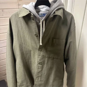 Skön cardigan - Skön tröja. Säljer pga att den tyvvär inte passar, bilden är lånad av killen jag köpte av. Nypris= 699 från unqlo
