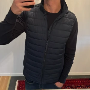 Väst - Västen är i fint skick förutom ett litet igen sytt defekt.