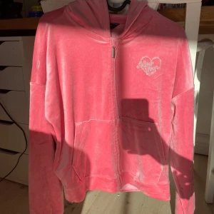 Rosa hoodie  - Rosa hoodie i stl 158-164. Det är lite svarta fläckar på ena armen som man ser på bilderna 💗