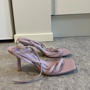 Ljuslila klackar - Använda men fortfarande i fint skick. Klackhöjd oklart, men ca 5 vem uppskattningsvis. 