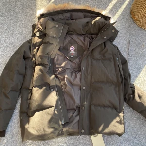 Canada goose jacka - Helt ny aldrig använd! Inga defekter eller skador Köpte fel storlek och säljer därför.  Påsen till jackan ingår i priset  Om ni vill ha fler bilder skriv till mig 