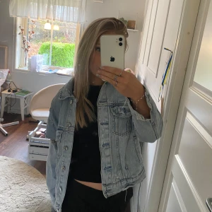 Jeansjacka  - Super fin jeans jacka med slitningar. Köpt på Vinted men kommer från Stradivarius från början. Super fint skick! Använd gärna ” köp nu ”! 🩷☺️