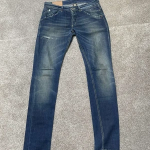 Dondup jeans - Dondup jeans storlek 30. Köp för endast 650. Skick 9/10. (Mörk blå färg)Hör dig vid frågor eller funderingar!