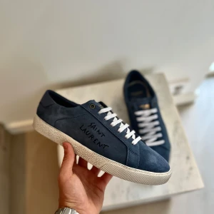 Saint Laurent skor - Saint Laurent sl06 | Skick 10/10 ( HELT NYA ) | Box, dustbag och kort medföljer! | EU 41 ( passar 41-42 ) | Pris: 4399kr | Hör av dig vid frågor eller minsta fundering! 