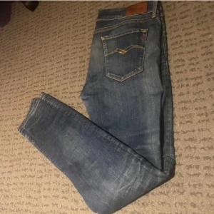 Replay jeans  slimfit  - Ett par feta replay jeans i storlek W32 och L32.  De är i väldigt bra skick nästintill nyskick. Kan gå ner i pris vid snabbt köp .Bara att höra av dig om du har någon fråga eller fundering💫