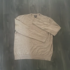 Stickad tröja - Denna grå finstickade tröjan passar både för S och M men har storlek M. Skicket är 10/10 för den knappt är använd och säljs mycket billigare än den var köpt🔥