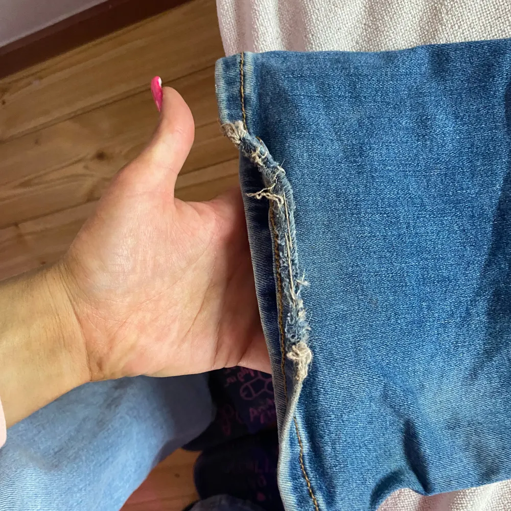 6/10 i skick eftersom dom är lite slitna vid fötterna (bild 3 och 4) men annars är dom som nya dom är använda men har ingen aning vart dom är ifrån 🤍men vet att nypriset är 600kr. Jeans & Byxor.