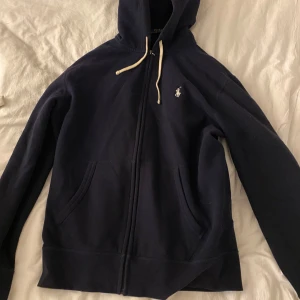 Polo zip - Polo Ralph Lauren zip i storlek L men sitter mer som M skick 10 av 10 knappt använd själv klart äkta om de finns frågor är det bara att ställa pris går att diskutera 