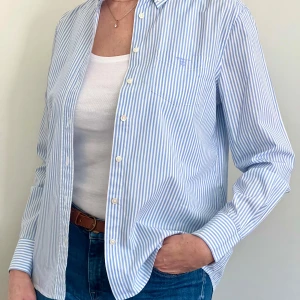 Gant skjuta - Fin skjuta från Gant i bra skick. Blå/vit randig. Normal i storleken. 