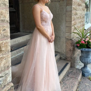 Balklänning - Säljer min superfina balklänning som jag hade på studentbalen 2024🩷 den är från JJ’s house och ordinarie pris är 2700kr, men säljer för 1300kr🫶🏼 inga defekter! Storlek 36, brukar själv ha 36/38. Kan skicka med kuvertväskan (sista bilden) om så önskas!