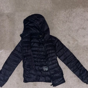 Dunjacka - En svart dunjacka från Only