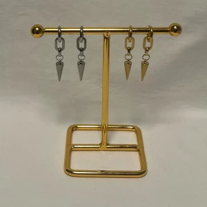 Örhängen  - Finns i guld och silver Köp för 99kr/st Eller 185kr/ paret. Modell 151 Smyckes ställningen finns även att köpa för 299kr!