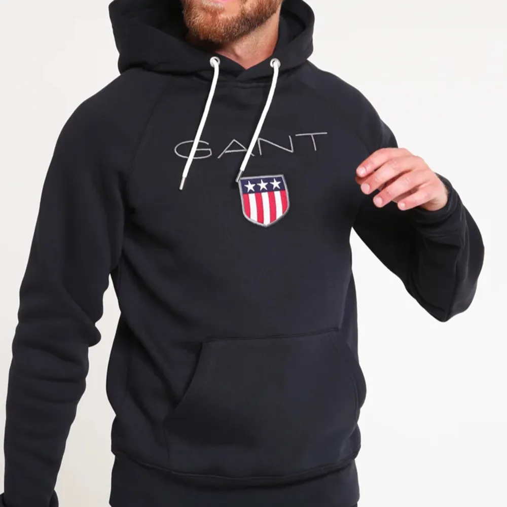 Svart hoodie i modellen Shield Hoodie från Gant i storlek S. Nypris 1099kr, denna modellen verkar vara slutsåld. Säljes även i grå. . Hoodies.