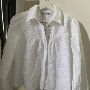 Vit blus  - Vit blus från zara, använd några få gånger men fortsatt bra skick!! Skriv vid frågor 🤍