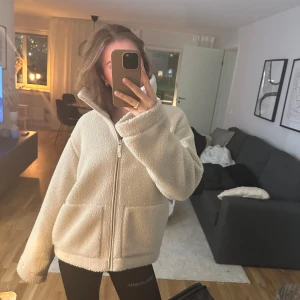 Teddyjacka  - Superfin teddyjacka ifrån H&M i denna fina beige färg🩷Den är helt oanvänd och har prislappen kvar, säljer den då jag har andra och denna tyvärr inte kommer till användning🫶🏼