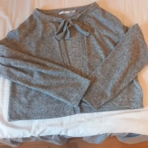 Grå kofta från lager 157 - Fin grå kofta från lager 157 i storlek M. Säljer pågrund av att den tyvärr inte används längre. Den har långa ärmar och en söt knytning framtill som man kan ha både knyt eller inte. Perfekt för kyliga dagar när du vill vara både bekväm och stilren. (Lite,lite nopprig) Passar bra till allt!💗