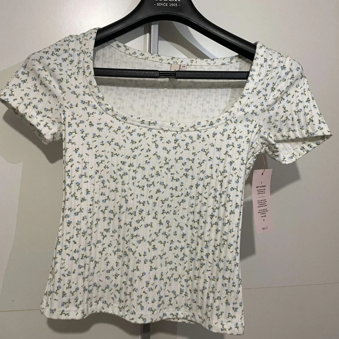 Blommig tröja från Nelly helt ny🌸