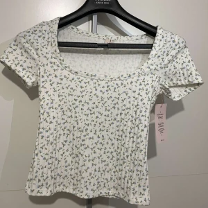 Blommig tröja från Nelly helt ny🌸 - Denna tröjan är aldrig använd från Nelly. Prislappen finns fortfarande kvar men som sagt aldrig använd men sjukt snygg 😻 