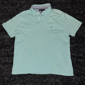 Tommy Hilfiger piké - Vintage tommy hilfiger piké i storlek large med custom fit. Knappt använd och köpt i usa för länge sedan. Jag är 188 och har ungefär 55cm axelbredd :)