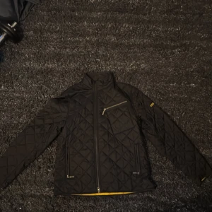 Barbour jacka - Säljer en super skön barbour jacka typ helt ny. Den har 2 knappar längst ner som sed på sista bilden som man kan öppna och stänga.  Priset är inte hugget i sten men vill helst inte gå lägre eftersom det är redan bra pris.