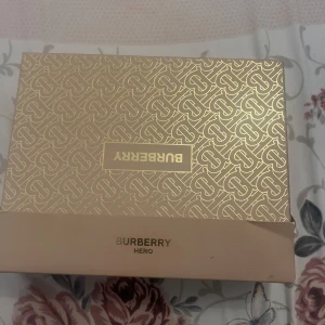 Hero Parfym  - Jag säljer en parfym ej använd och säljer den pgd av att jag skulle ge till en person men ångrade mig. 