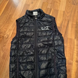 EA7 Väst - Bra kvalitet, inga defekter eller något sånt. Denna är barnstorlek