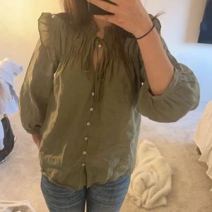 Grön blus  - Jättefin grön blus från zara💗