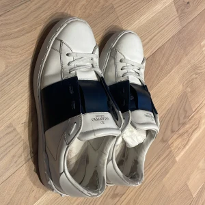 Valentino open - Hej! Säljer mina mörkblå valentino opens för 1999kr. Säljer de pga att de har blivit för små och vill ha något annat. Kvitto finns och allt annat får man också med. Skulle säga att de är i 6.5/10 i skick. 