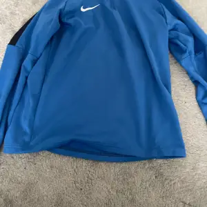 Säljer ett jätte bra kvalitet på min blå Nike kodta 