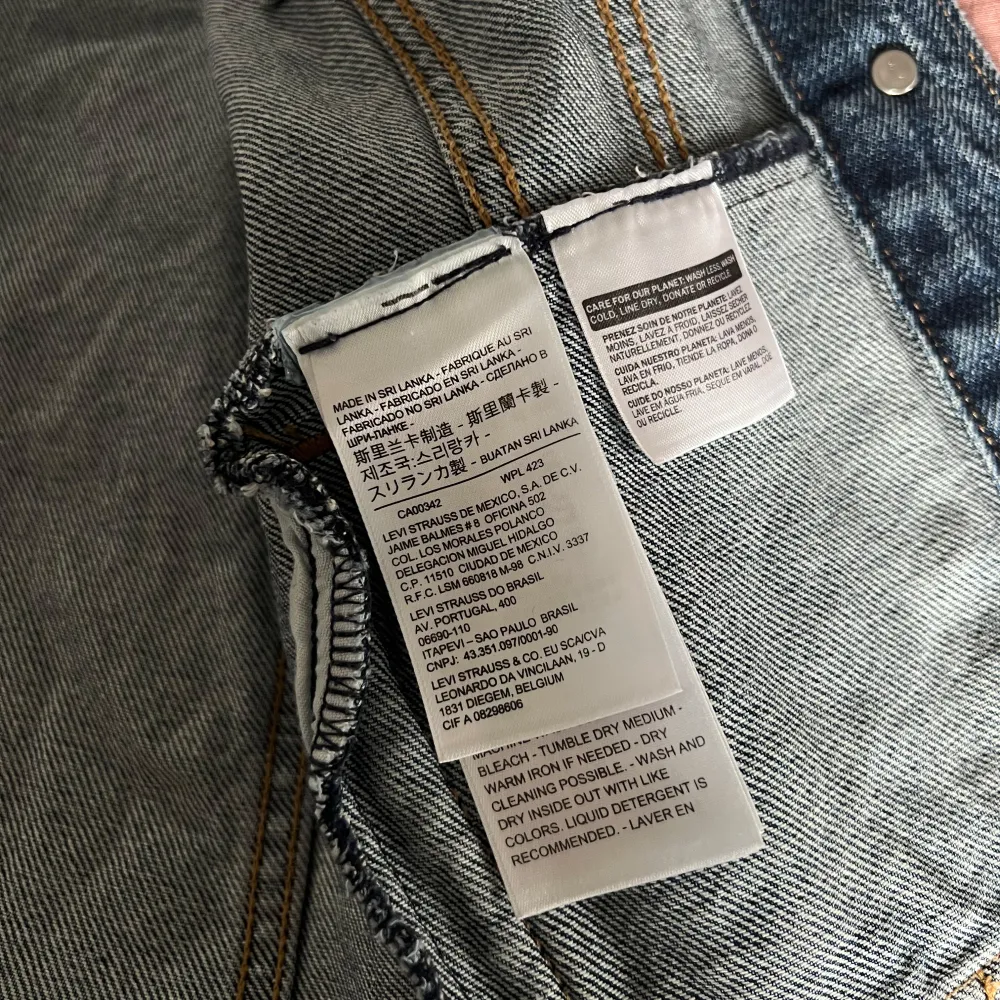 Oanvänd Jeans jacka från Levis. Mycket fin och har aldrig användt den. Är i blå jeans färg med slitage stil ned till. . Jackor.