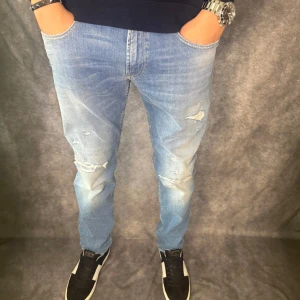 Replay anbass jeans med slitningar  - // Replay anbass jeans | Storlek W32/L32 | Benlängd: 107cm / Midja: 42cm | Nypris runt 1800kr | Kontakta för fler frågor eller funderingar // Deluxecloset