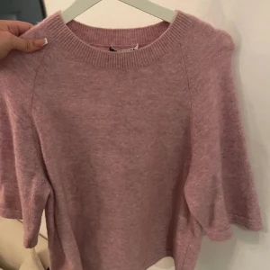 Stickad t-shirt - (Lånad bild) jättefin tröja från other stories! I nyskick 💓💓