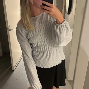 Vit ribbad blus - Säljer en superfin vit ribbad blus med långa ärmar och en smickrande passform. Perfekt för både vardag och fest! Den har en elastisk midja som ger en fin siluett. Passar perfekt till kjol eller jeans. 🖤