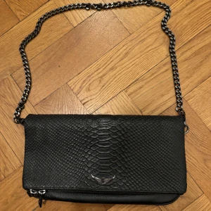 Zadig&Voltaire Väska - Zadig&Voltaire handväska. Använd ett fåtal gånger. Tillkommer en längre kedja för att kunna ha den som crossbody-bag. Litet märke på baksidan, se sista bilden. Nypris 3995:-, inköpt på NK.