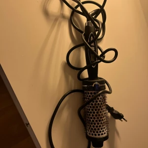 Värmeborsye - Säljer min värmeborste från märket Cera med en 0,45mm borste. Den är fåtal använd och är i bra skick. Fungerar som den ska!  