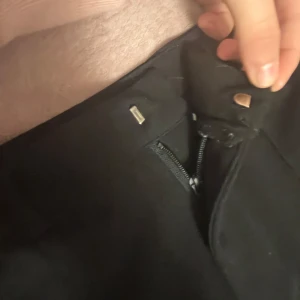 Ett par kostymbyxor  - Storlek 164 från Kappahl. Kostar 100 kr. Säljer för att dom är för små och inte använder. Det är ett hål i vänster ficka men gå att sy ihop. Använd några  gånger. 