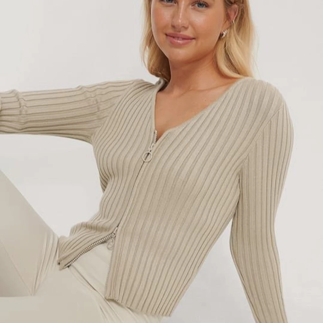 Topp med dragkedja från NAKD