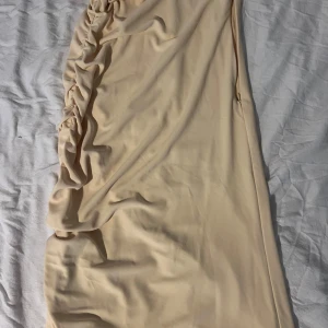 Klänning - Hel ny klänning från Zara med prislapp kvar i storlek S den passade inte mig tyvärr. Perfekt till en utekväll eller en sittning 