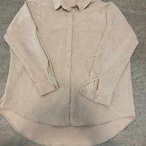 Skjorta beige  - Beige skjorta  basic